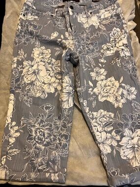 Gloria Vanderbilt Light Blue and White Floral Capri Pants